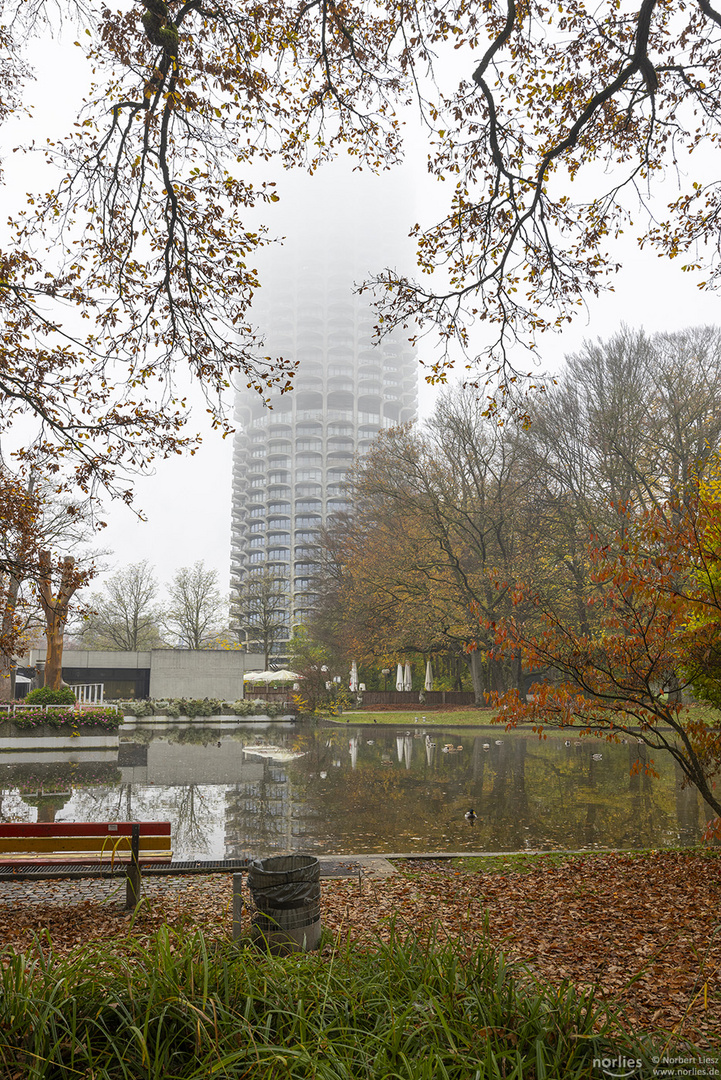 Nebel am Hotelturm