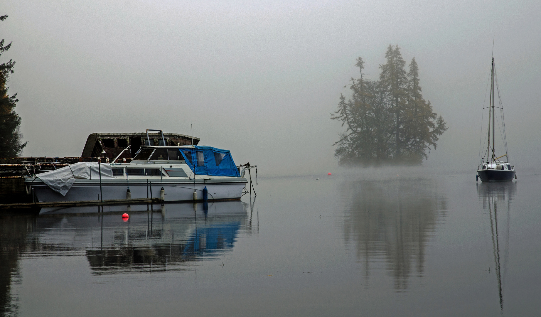 Nebel am Loch Ness Schottland Highlands