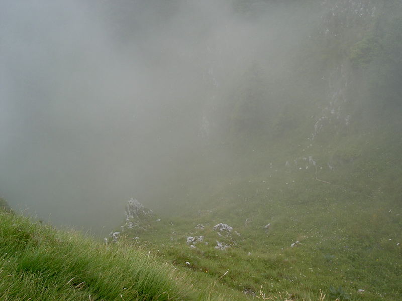 Nebel am Mittag ins Gebirge -- Rumänien