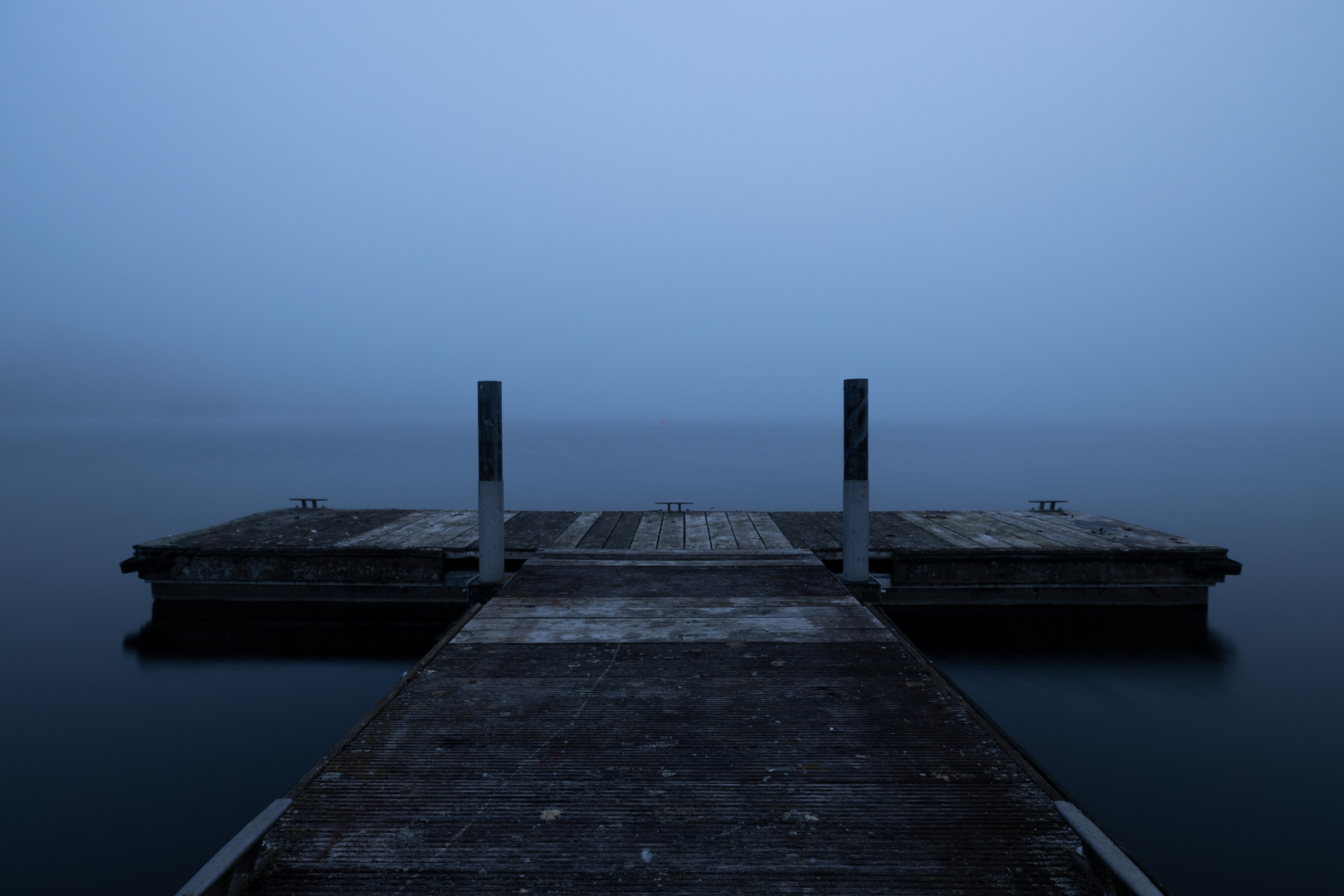 Nebel am See in der blauen Stunde