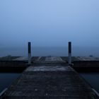 Nebel am See in der blauen Stunde