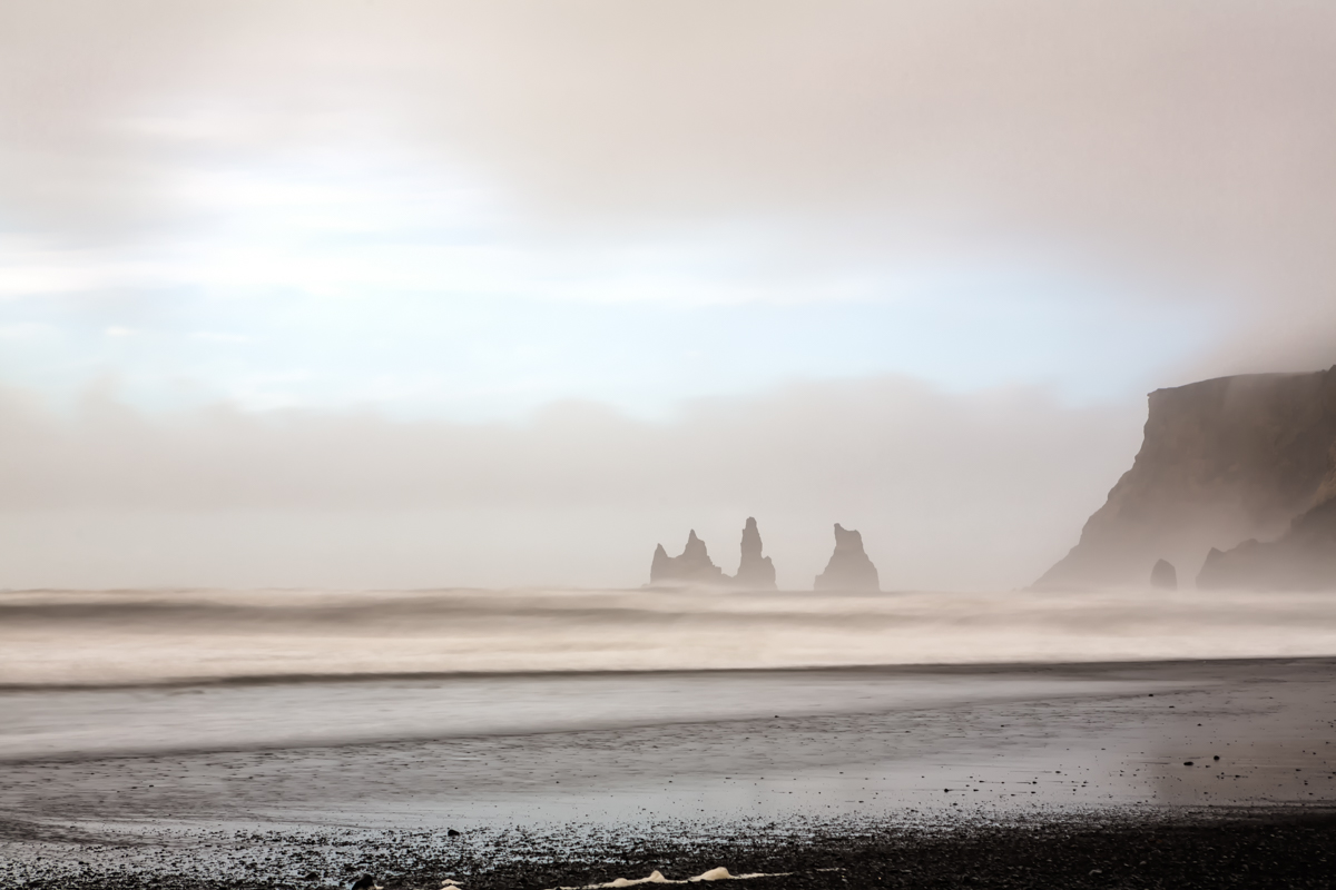 Nebel am Strand in Vik