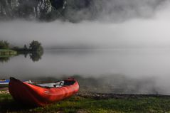 Nebel an einem See in Slowenien