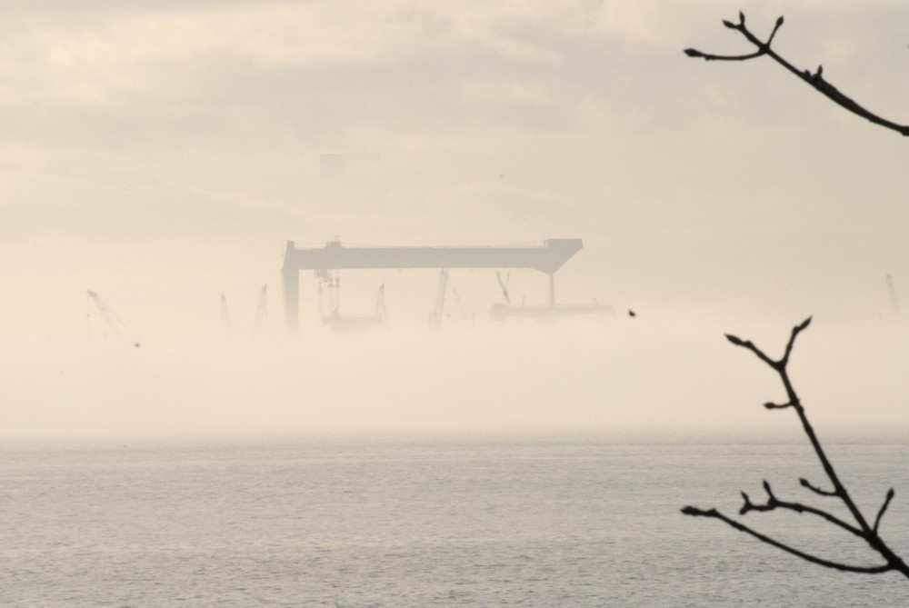 Nebel auf der Elbe - Ein Versuch -