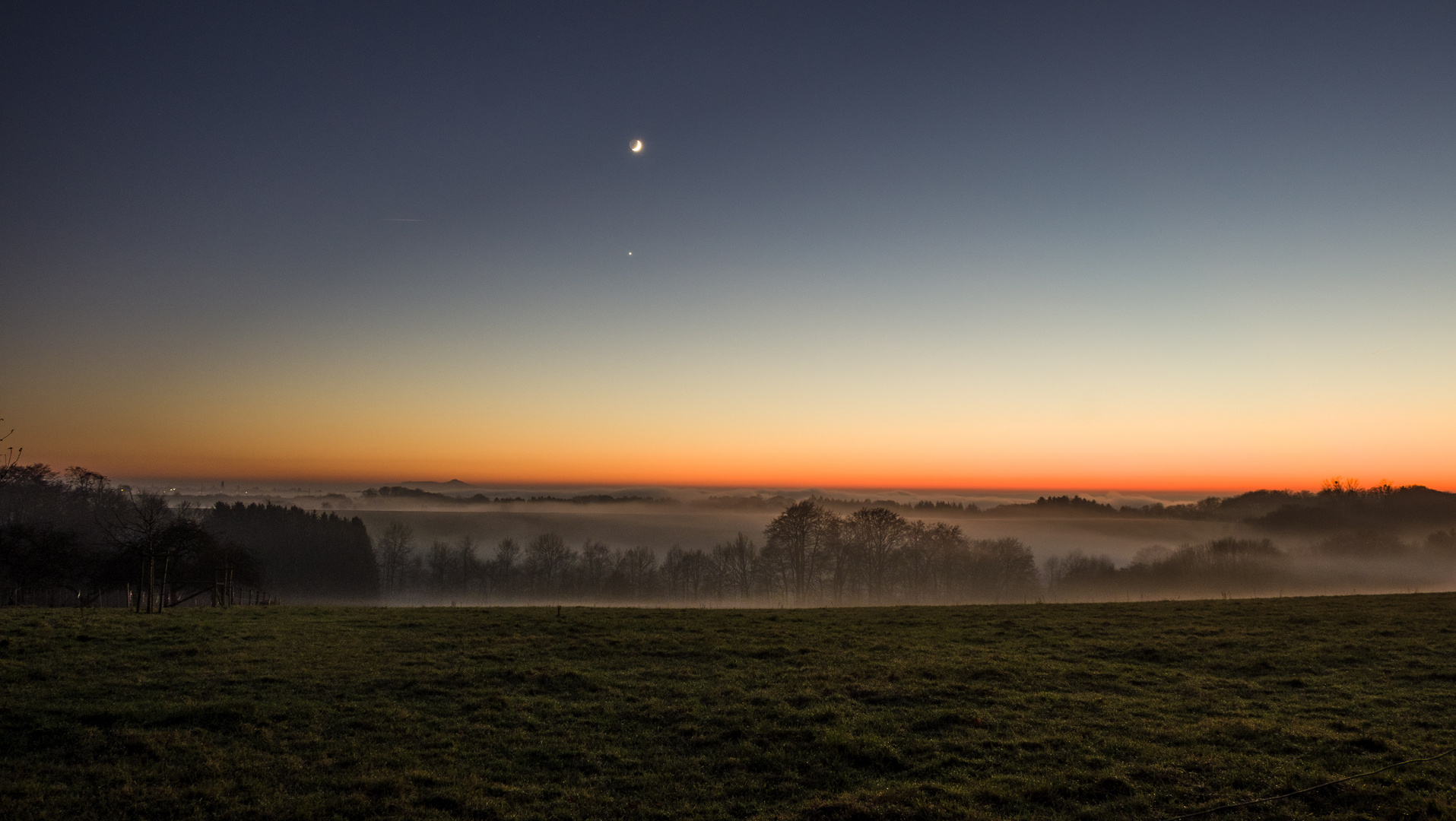 Nebel bei Sonnenuntergang im Wahnbachtal