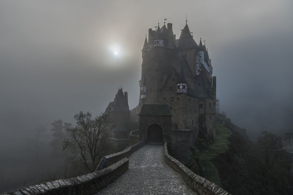 *Nebel-Burg*