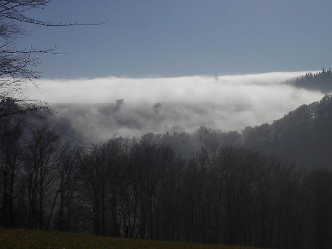 Nebel fällt ins Tal