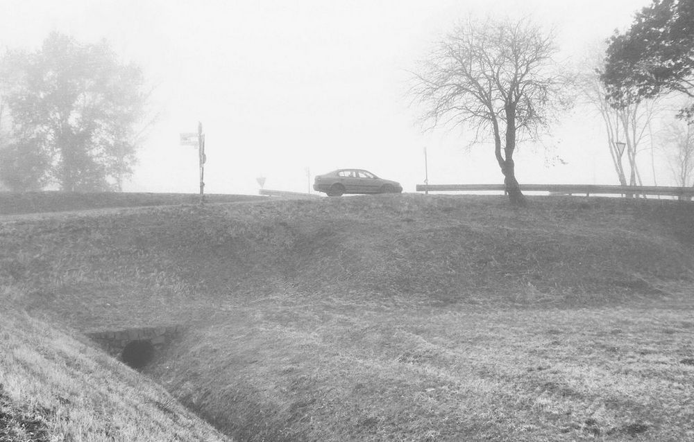 Eine Landschaft im Nebel