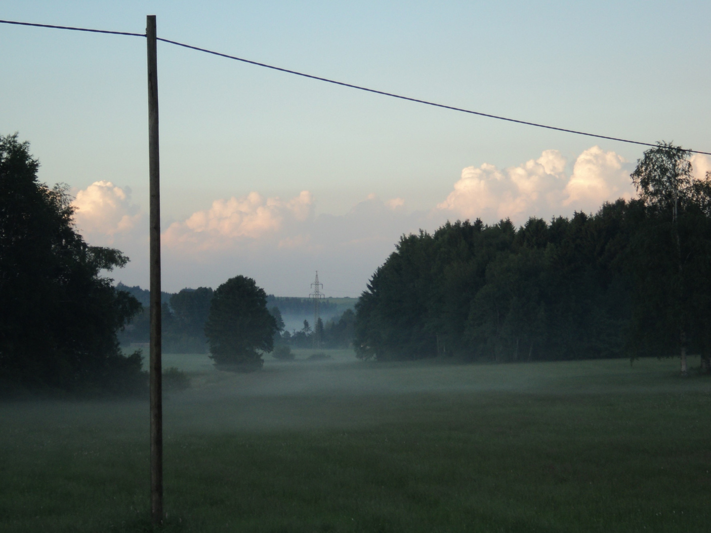 Nebel fliest nach unten ins Dorf