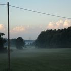 Nebel fliest nach unten ins Dorf