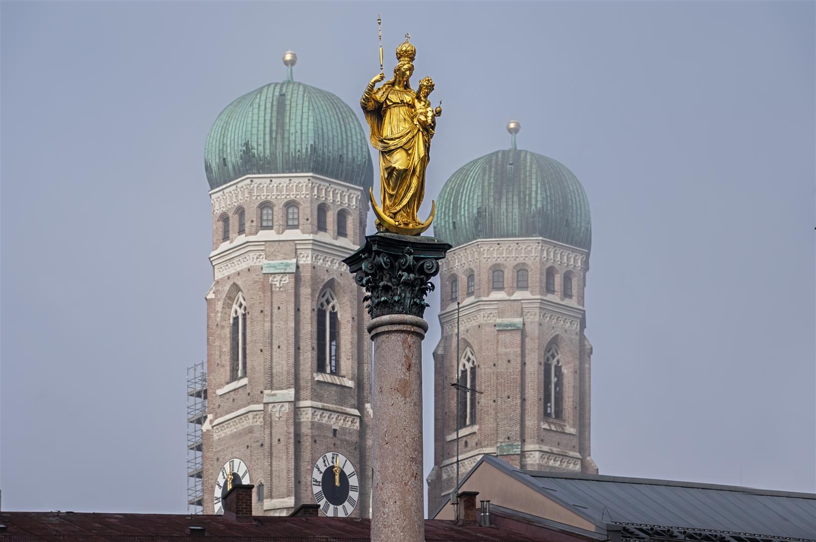 Nebel. Frauenkirche München.  