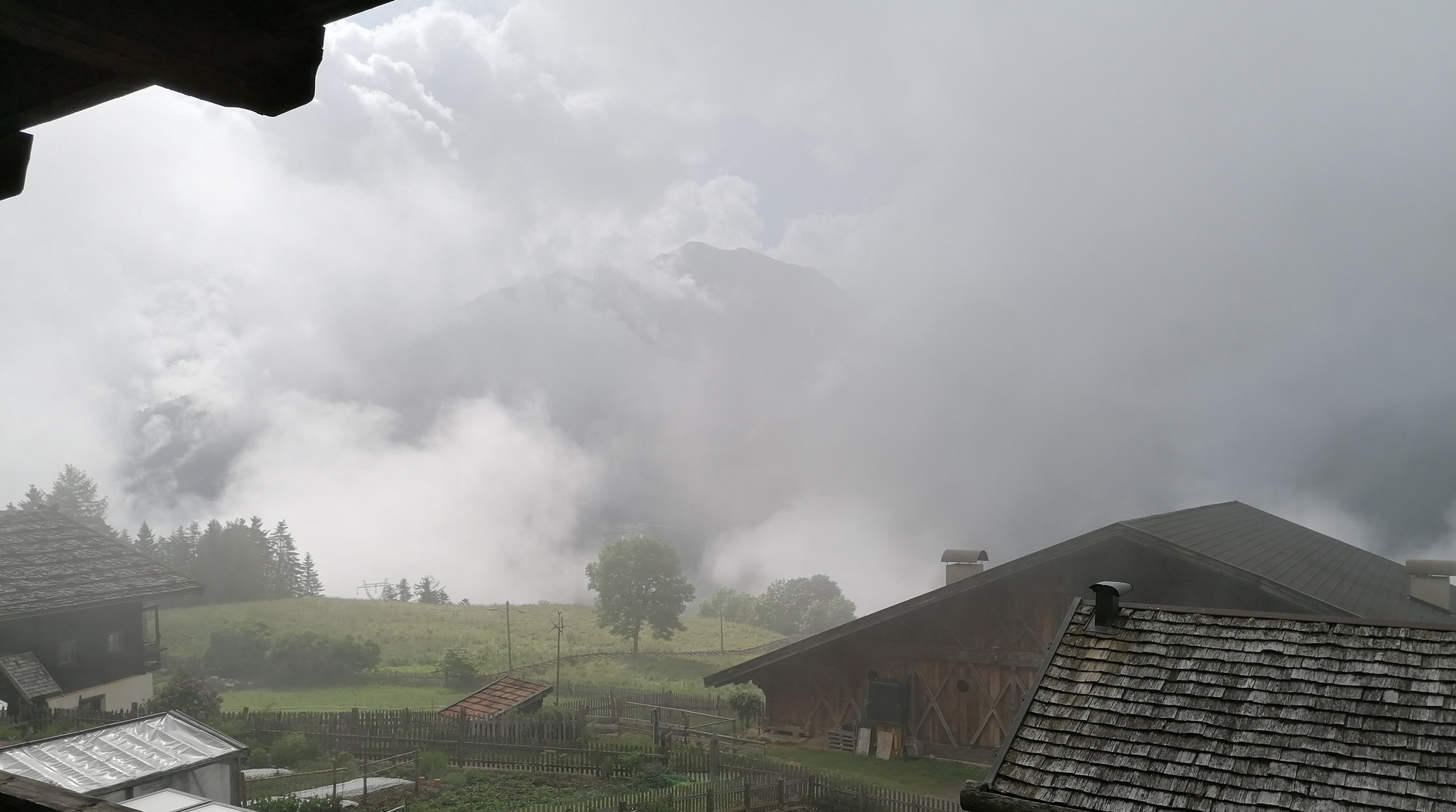 Nebel, früh morgens im Ultental, Italien