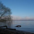 Nebel hängt über dem See