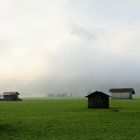 Nebel hängt wie Rauch im Tal