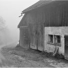 Nebel hängt wie Rauch ums Haus ...