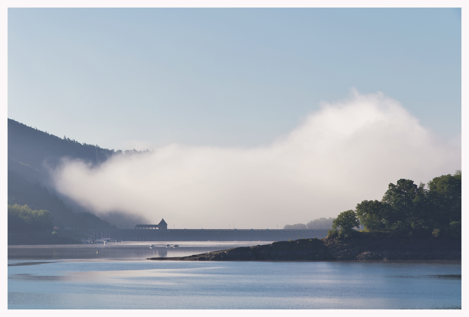 Nebel hinter der Staumauer