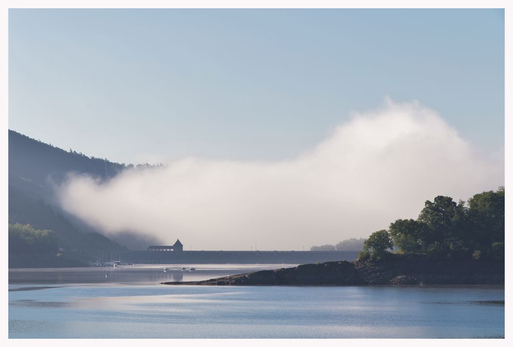 Nebel hinter der Staumauer