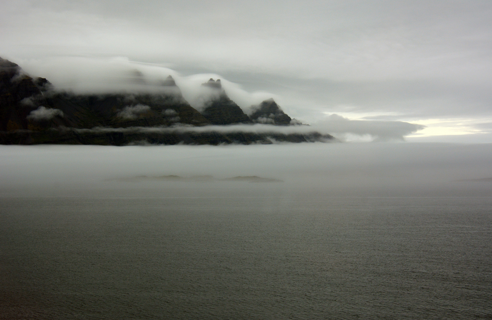 Nebel im Fijord, Island