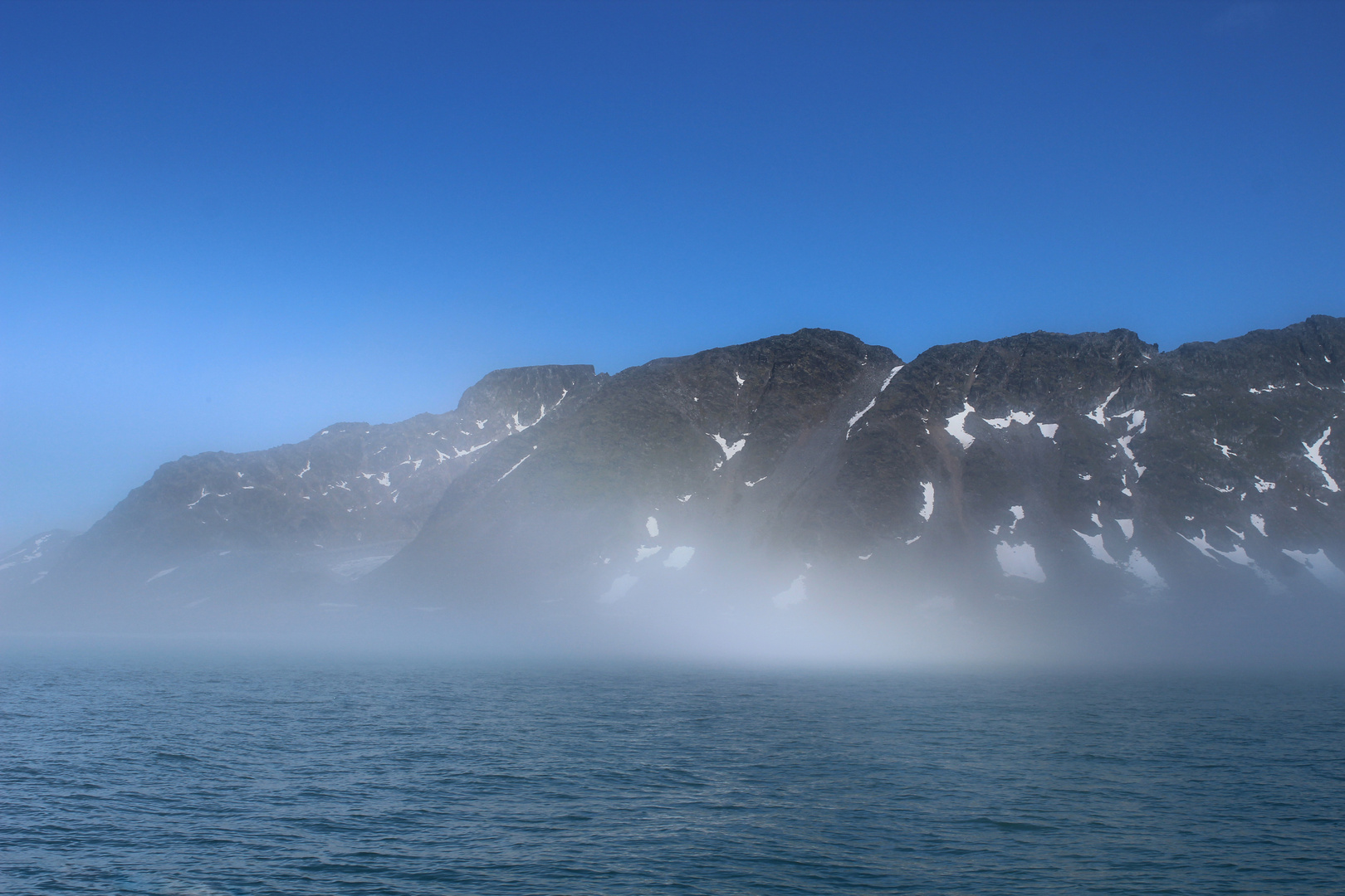 Nebel im Fjord von Spitzbergen