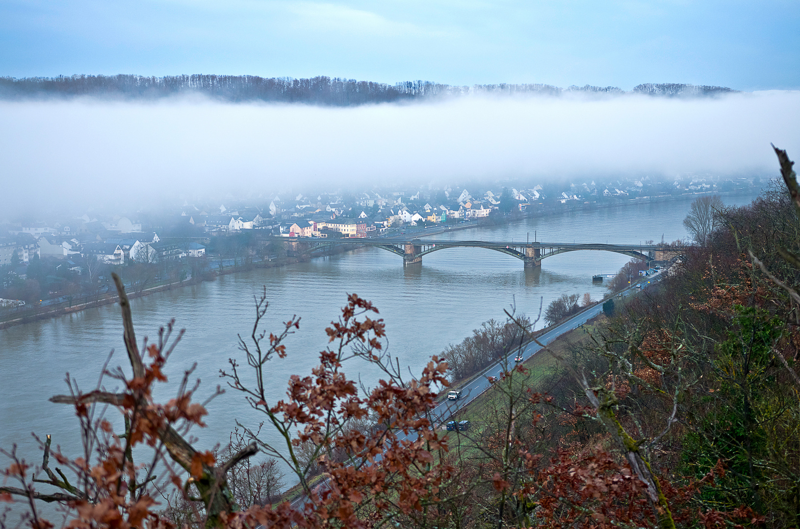 Nebel im Moseltal, Koblenz, Gülser Brücke