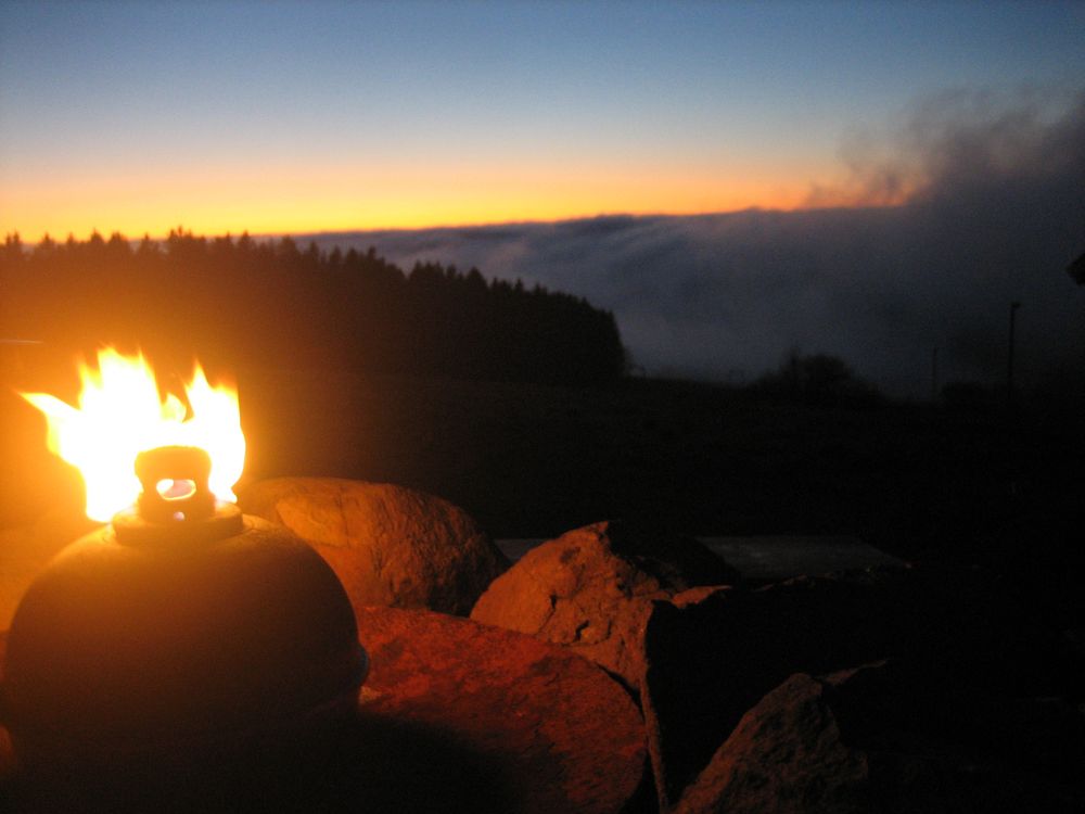 Nebel im Tal von opalisieren 