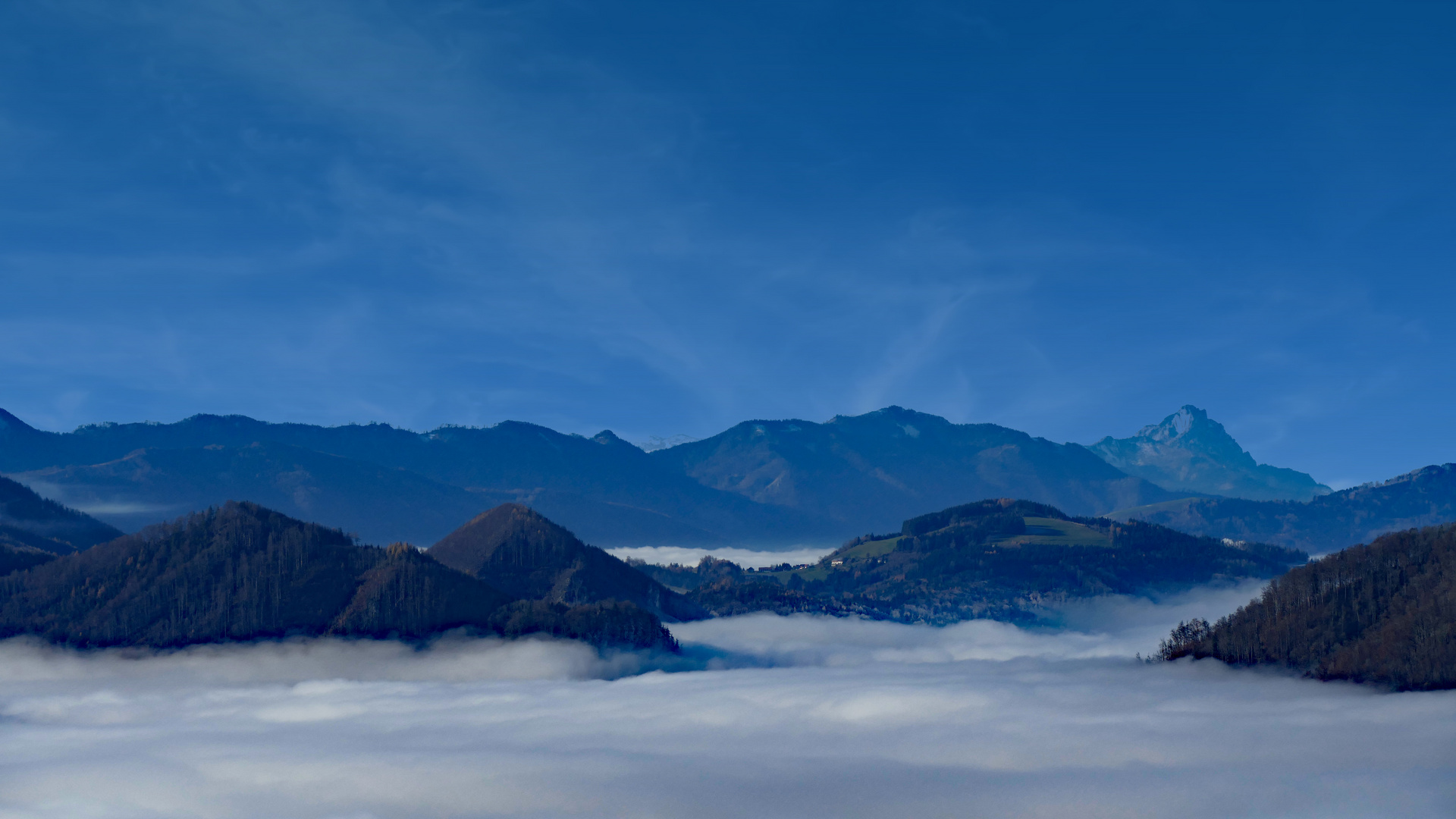 Nebel im Tal - Sonne am Berg