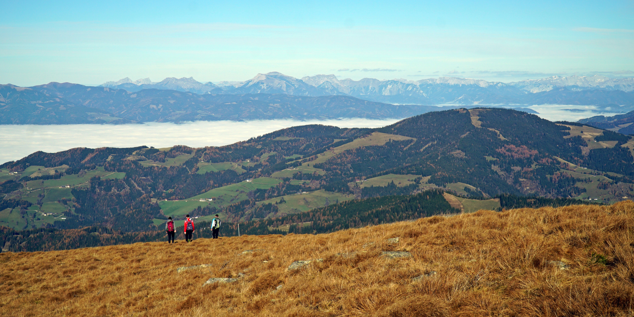 Nebel im Tal, Sonnenschein auf den Bergen 