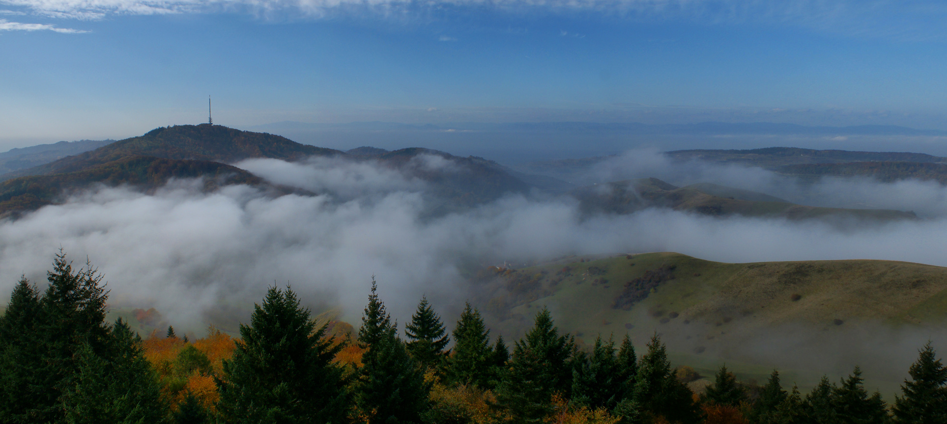 Nebel in den Bergen und Waldbrand im Kopf