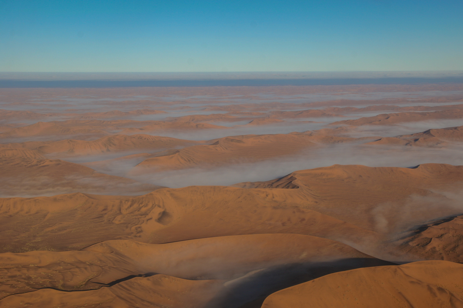 Nebel in den Dünen der Namib am frühen Morgen