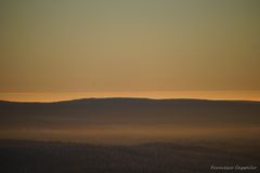 Nebel in der untergehenden Sonne