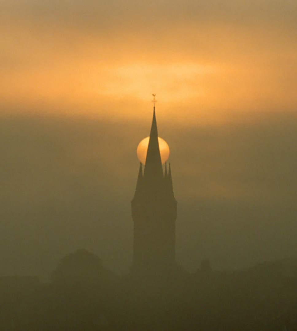 Nebel, Kirchturm, Sonne, oder zur richtigen Zeit am richtigen Ort