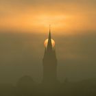 Nebel, Kirchturm, Sonne, oder zur richtigen Zeit am richtigen Ort