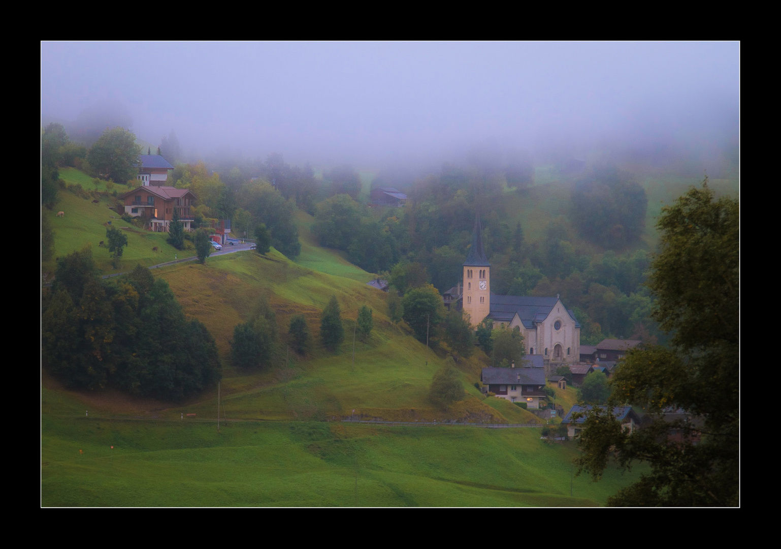 Nebel kommt auf im Goms (Schweiz).