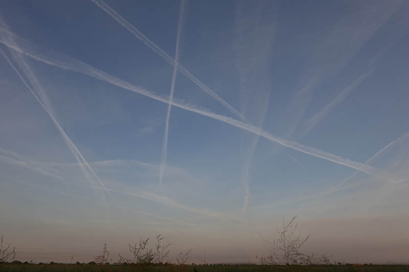 Nebel + Kondensstreifen