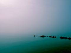 Nebel kriecht über das Meer