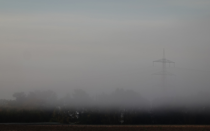 Nebel + Landwirtschaft + Stromtrasse
