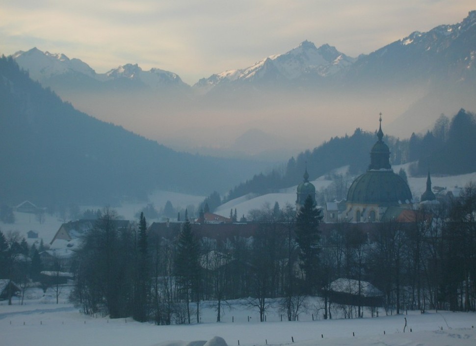 Nebel legt sich auf das Tal