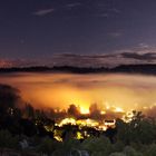 Nebel legt sich über das Städtchen im Tal