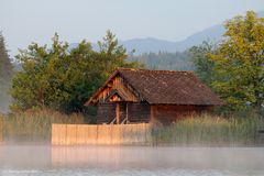 Nebel liegt am See