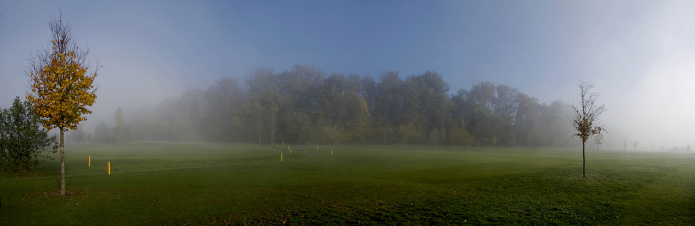 Nebel liegt über dem Golfplatz