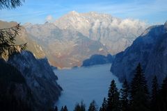 Nebel liegt über dem Obersee