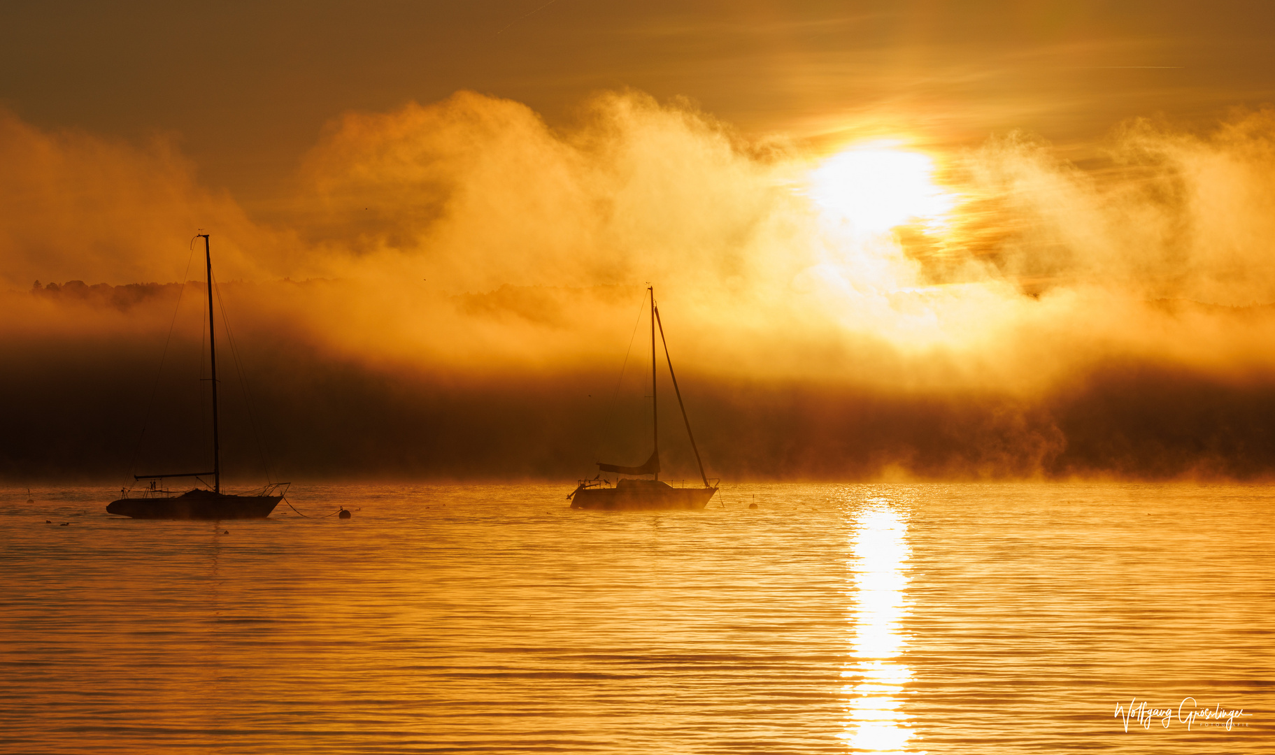 Nebel liegt über dem See