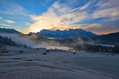 Nebel steigen über den Geroldsee