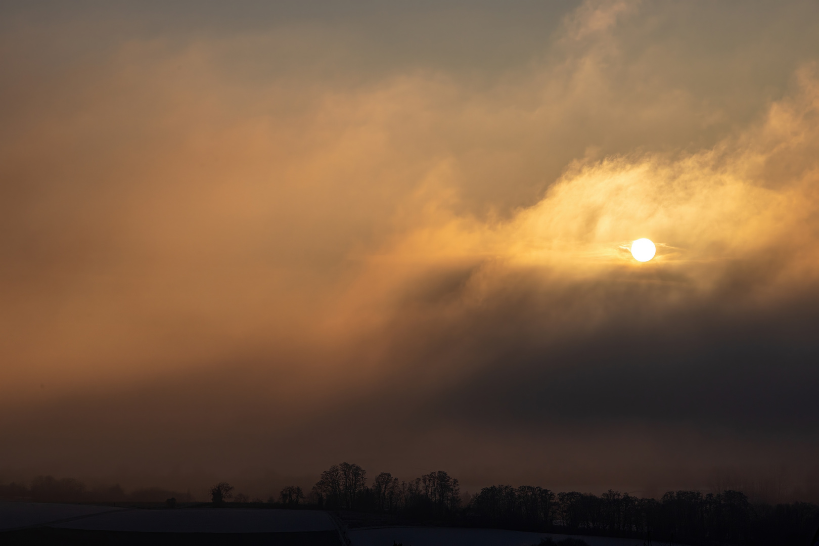 Nebel steigt auf.