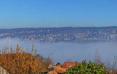 Nebel tief über dem See