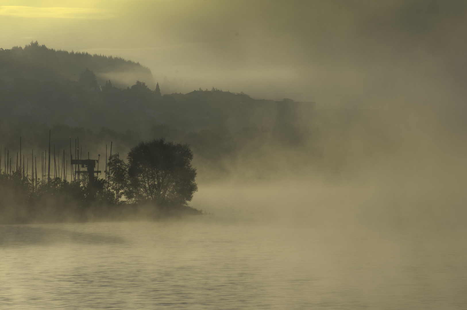 Nebel über dem Aartalsee