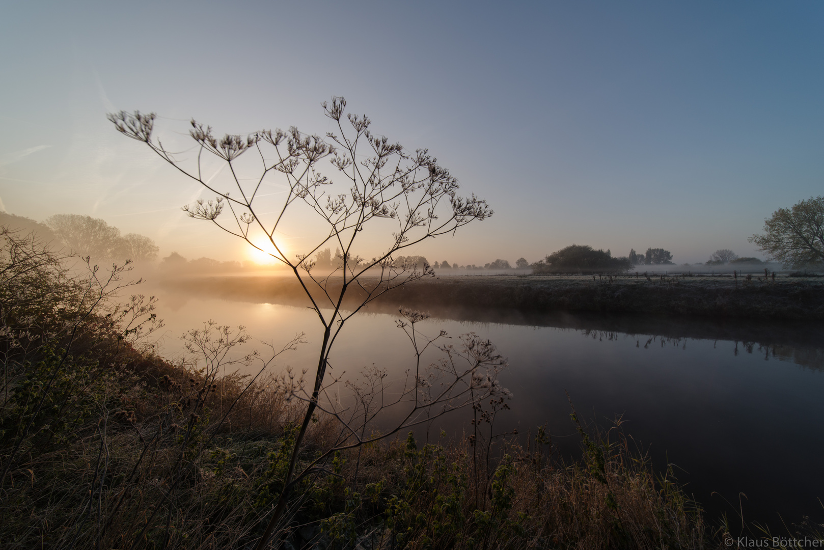 Nebel über dem Fluss