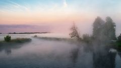 Nebel über dem Fluss