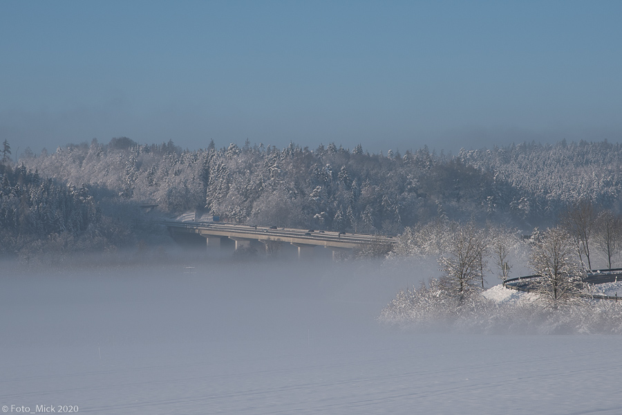 Nebel über dem Schnee