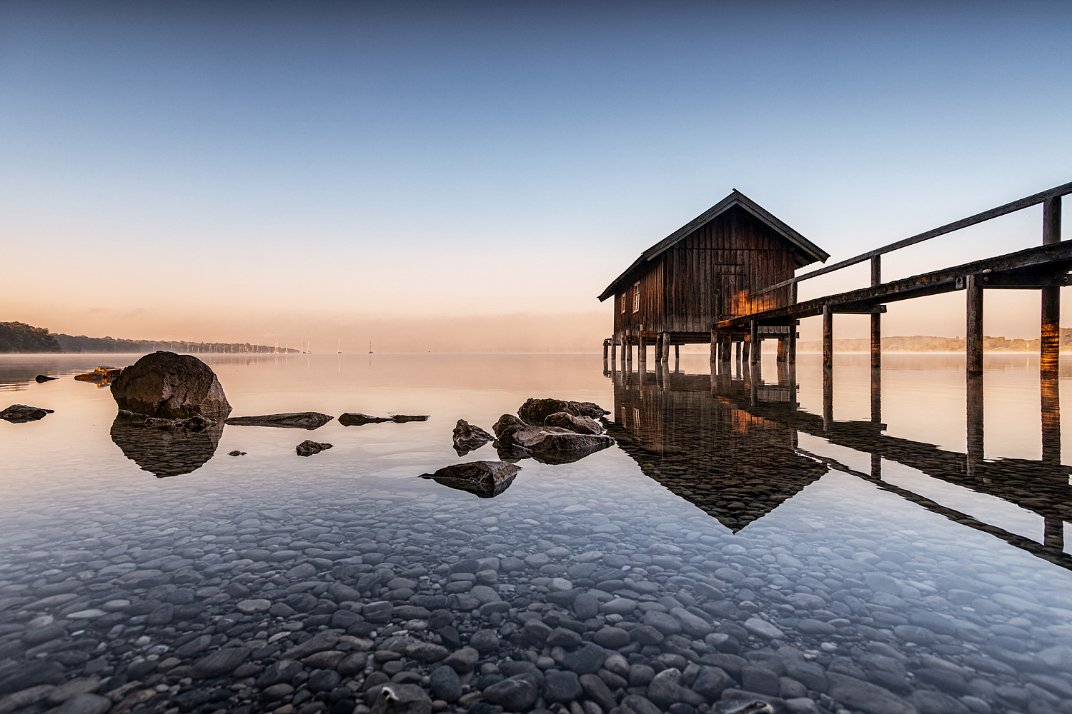 nebel über dem see